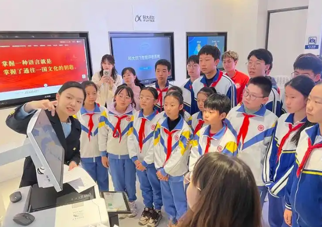 而在智慧教育体会区里学生们围在智能阅